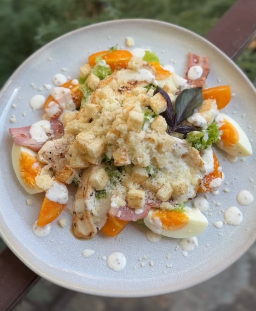 Цезар з куркою та беконом