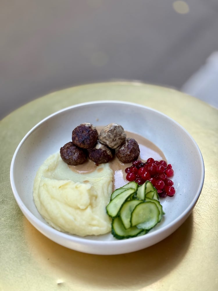  Мітболи з картопляним мусом, маринованими огірками, соусом «set” та журавлиною