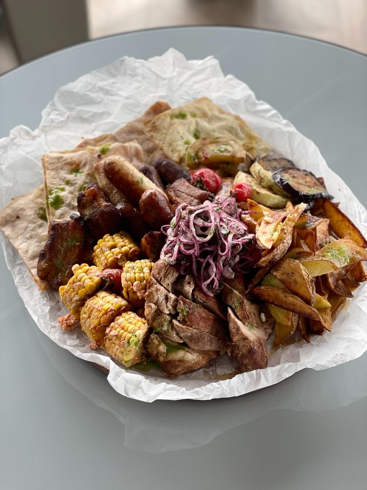 Мясне асорті з овочами та картоплею