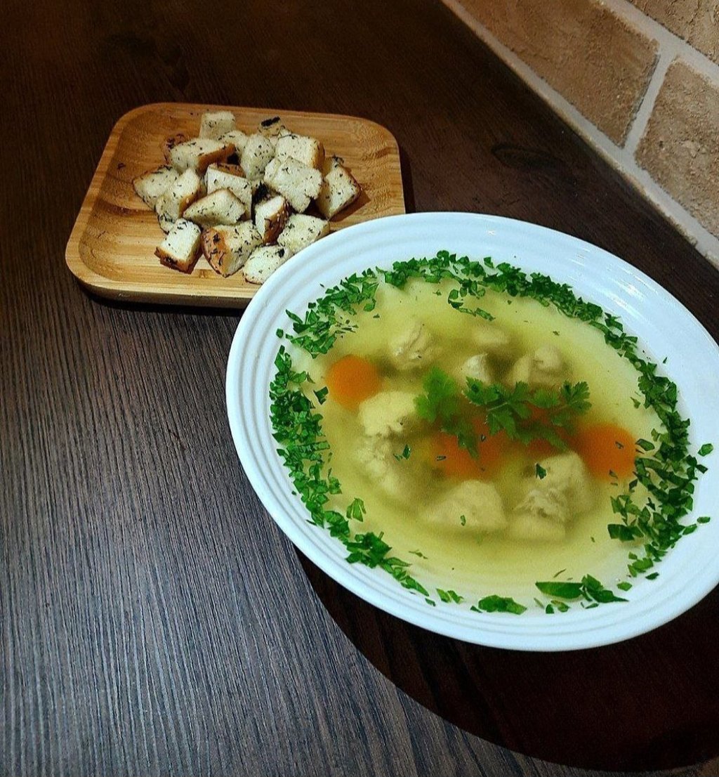 Бульон з куркою та сухариками