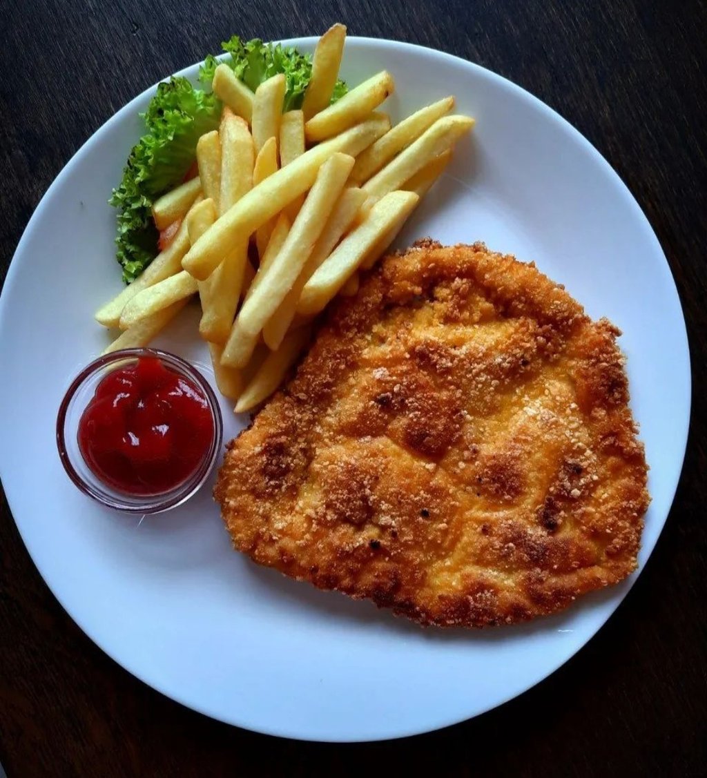 Шніцель з картошкой фрі