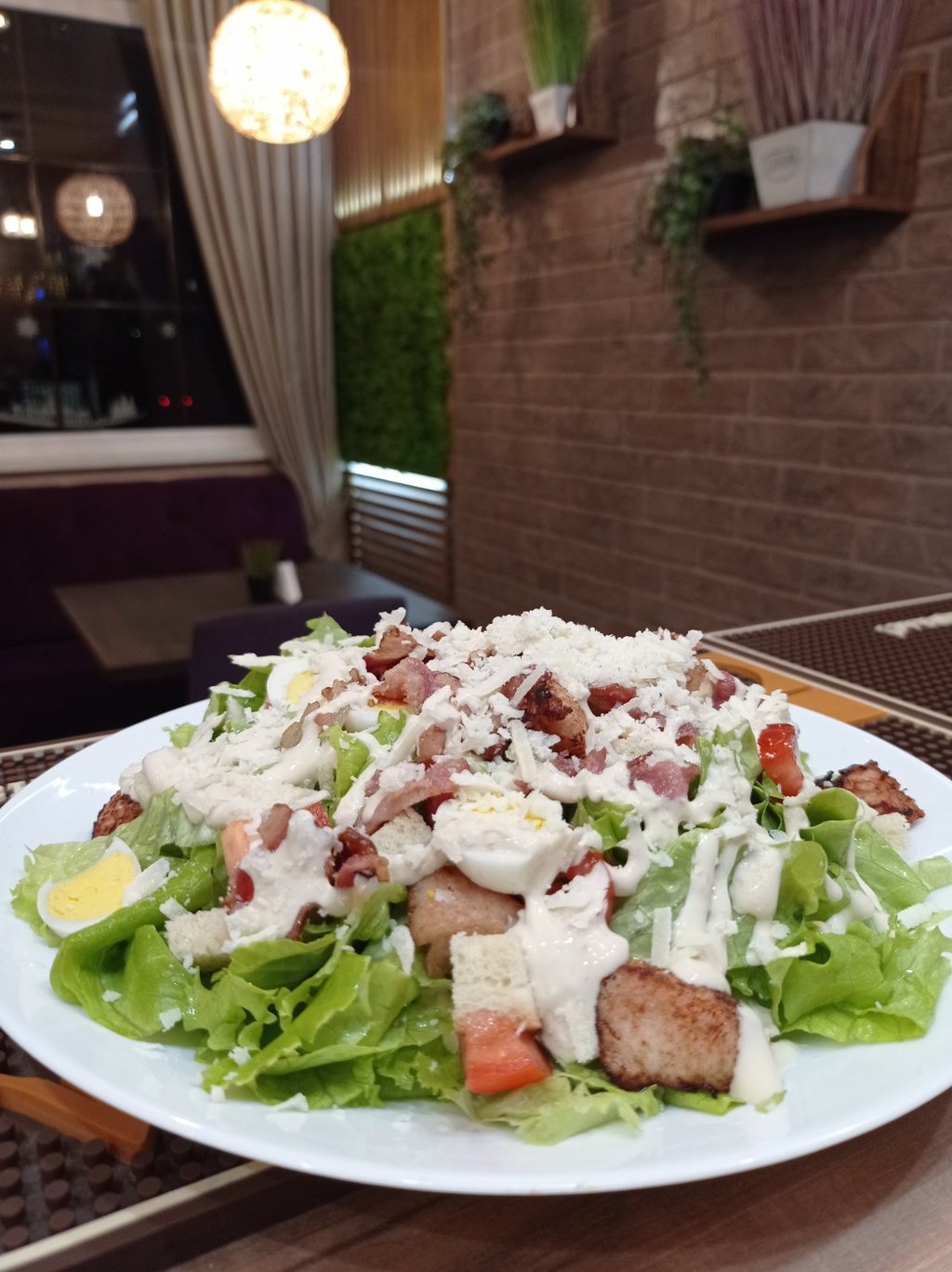 Салат Цезарь з беконом та куркою 0,360