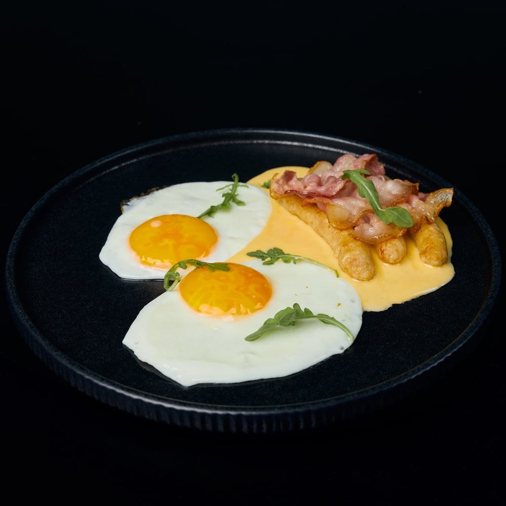 Яєчня з Курячими Ковбасками та Беконом 