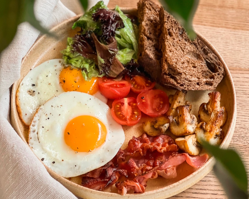 Яєчня з беконом, грибами та овочами