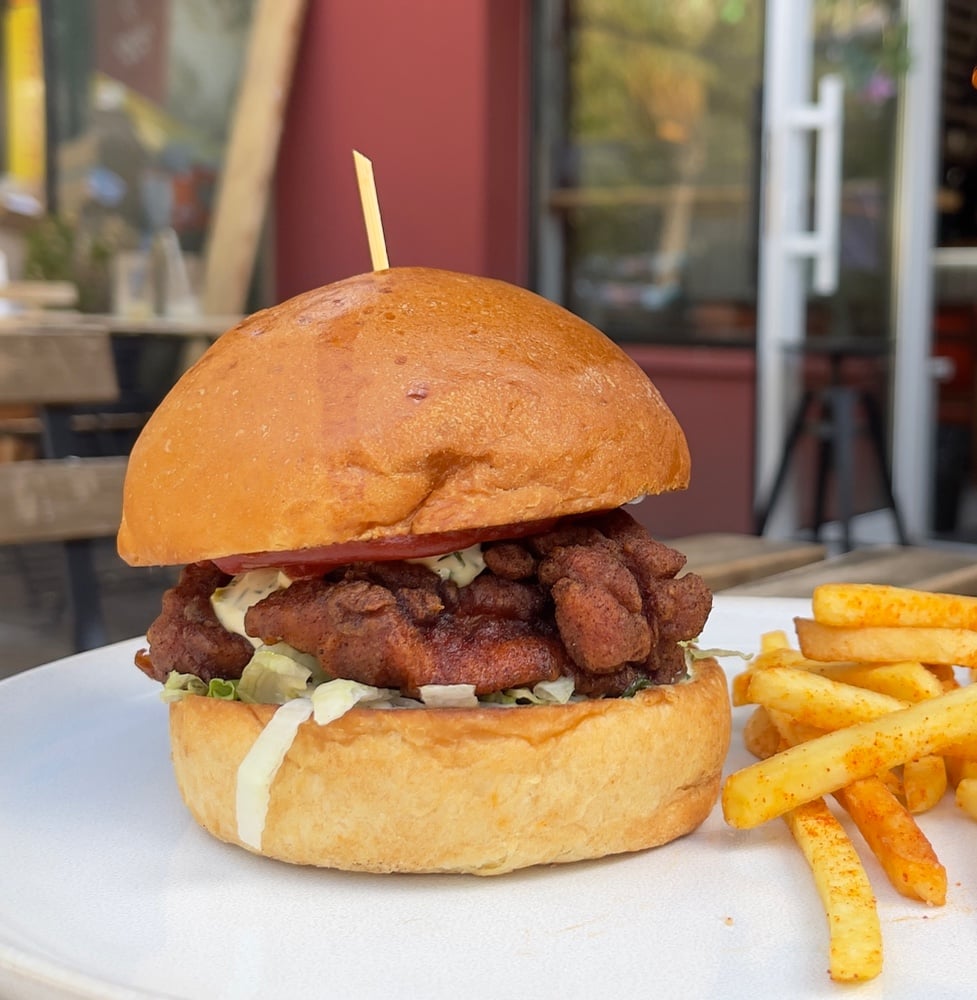 CRISPY CHICKEN бургер з тартаром та шрирачей