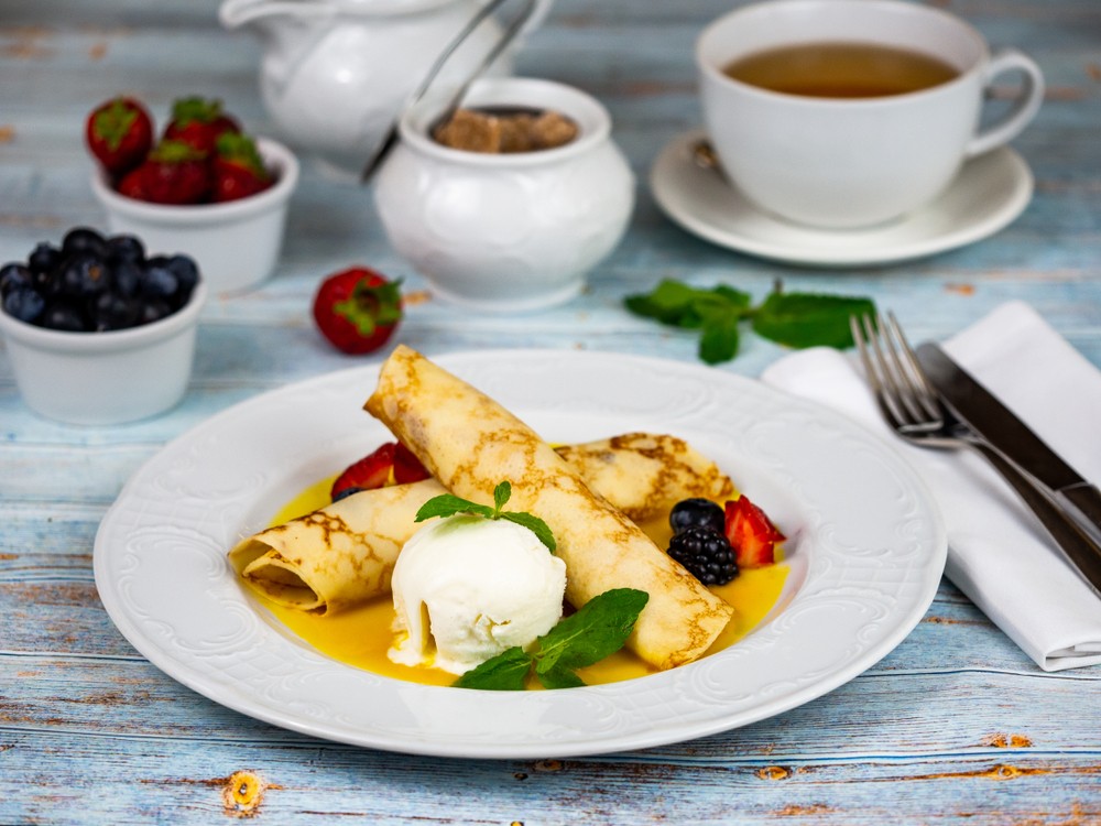 Млинці з фруктами та морозивом