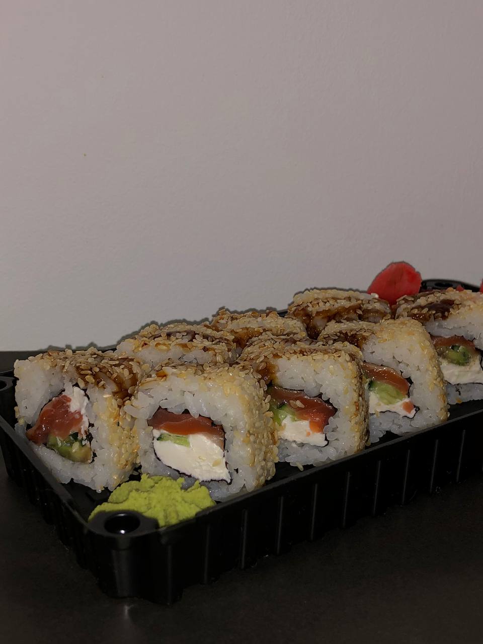 Каліфорнія з лососем в кунжуті 