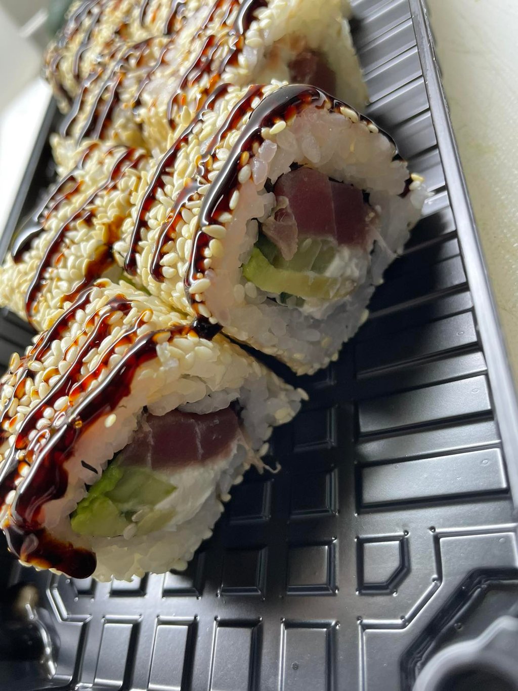 Каліфорнія с Тунцем в кунжуті