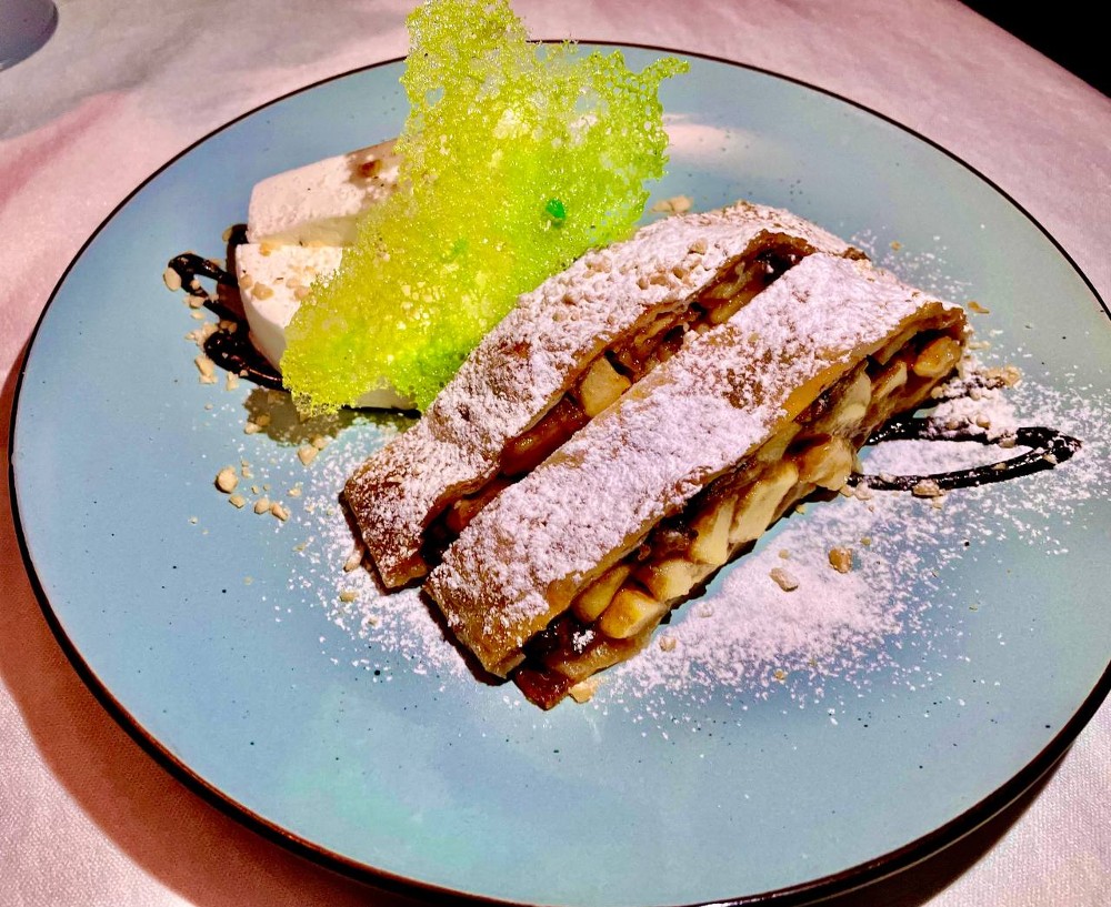 Штрудель яблучний з морозивом