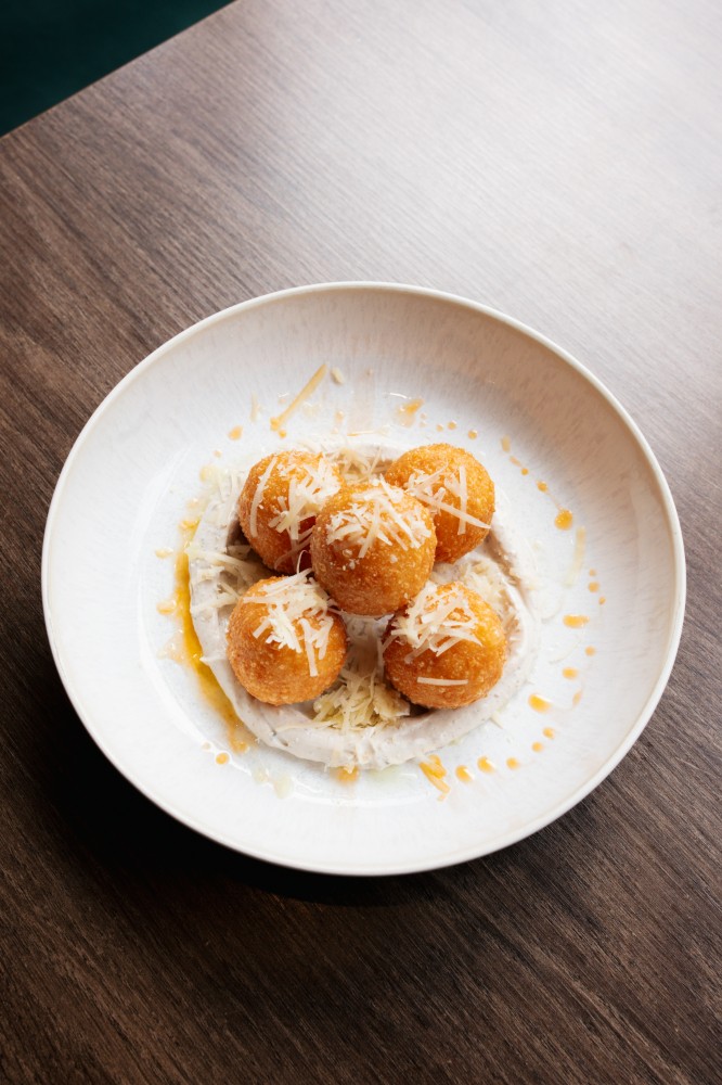 Сирні кульки з трюфельним соусом