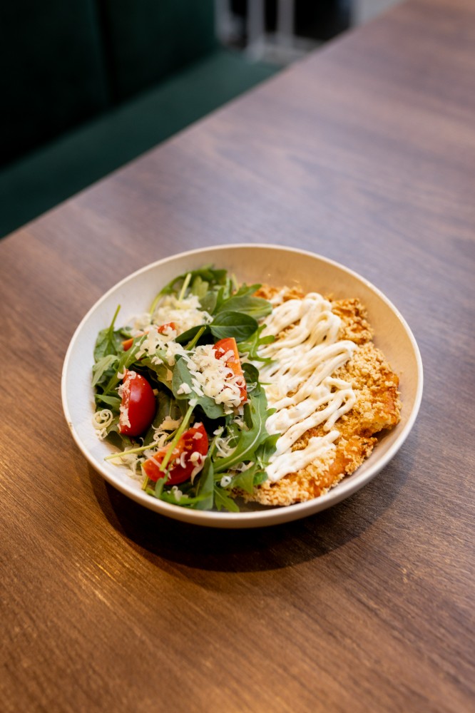 Салат з шніцелем і блакитним соусом