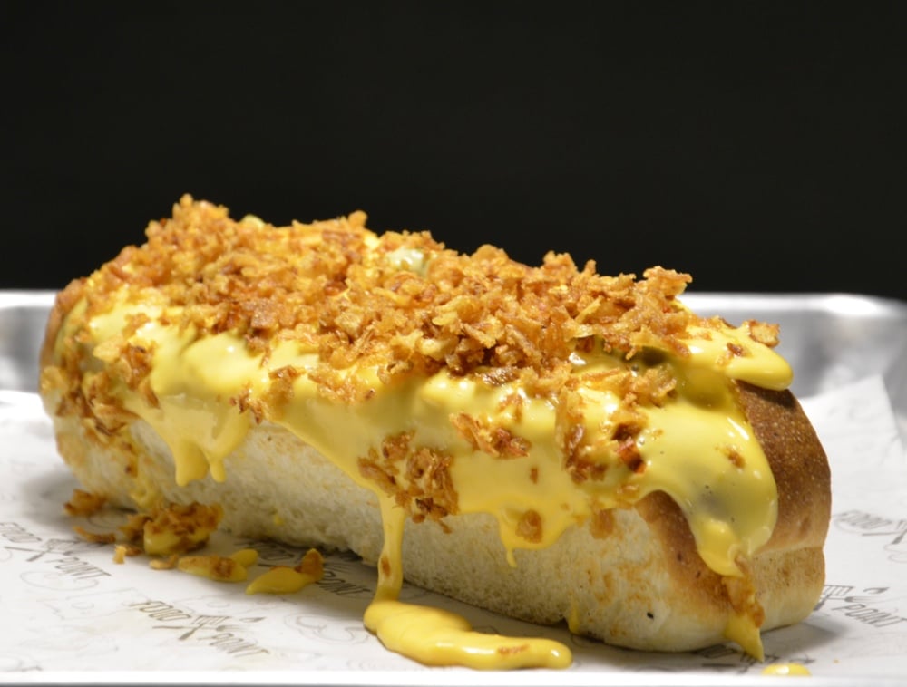 Хот-дог під сирним соусом 240 грам GLOVO