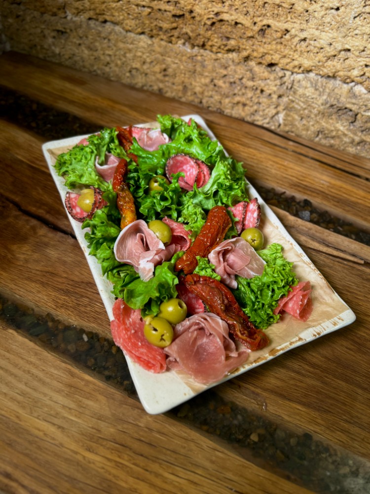 Antipasto (сиров'ялена закуска)