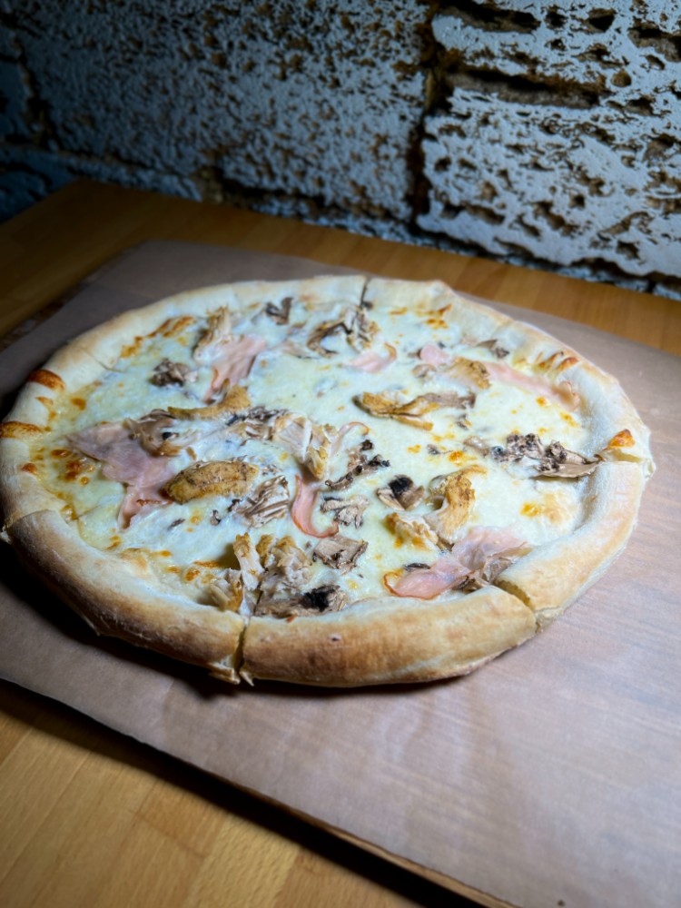 Піца з куркою та шинкою