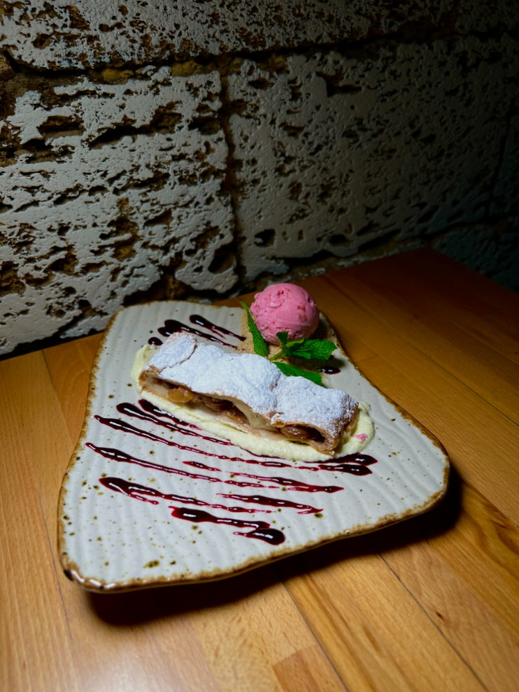 Штрудель яблучний з морозивом