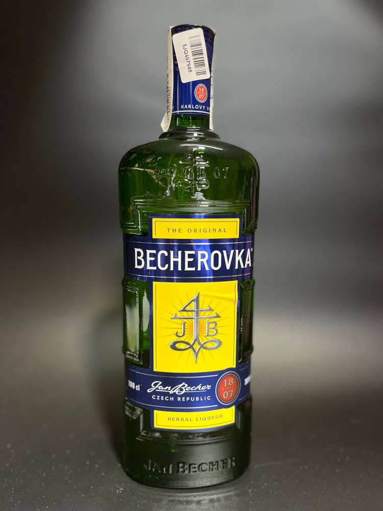Лікерна настоянка на травах Becherovka