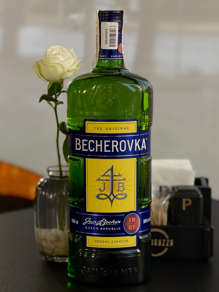 Лікерна настоянка на травах Becherovka