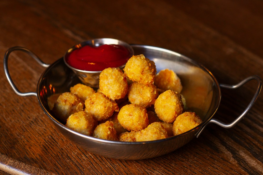 Курячий попкорн з соусом на вибір