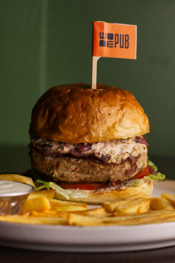 Бургер із рваним свинним м'ясом