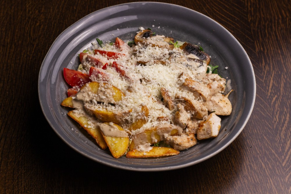 Теплий салат із куркою та вершковим соусом 