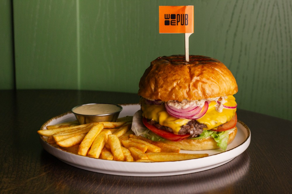 Бургер із яловичою котлетою та сиром чедер