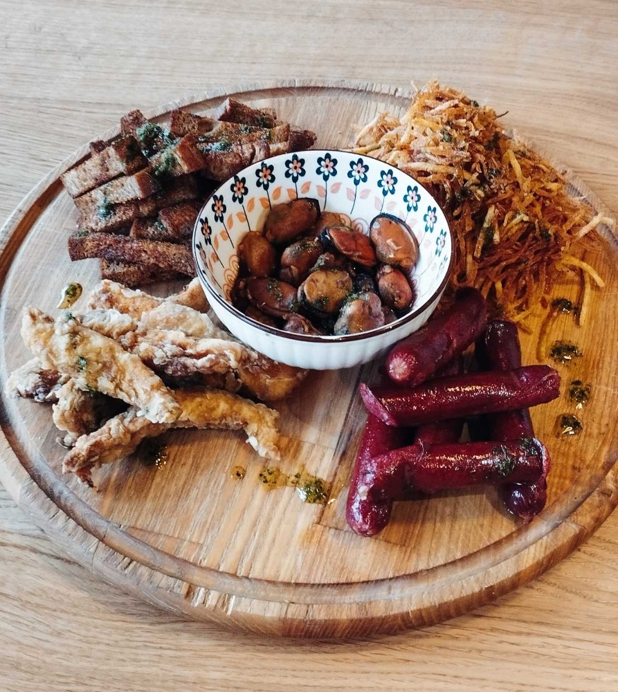 Пивна дошка з ковбасками