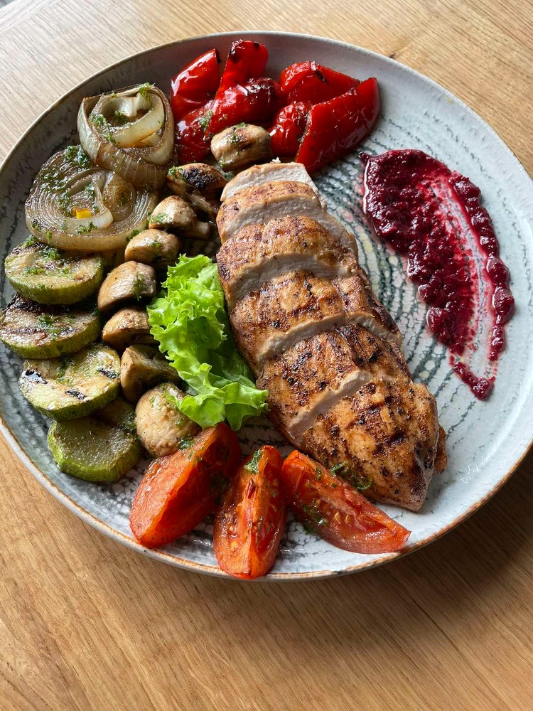 Стейк з курячого філе з овочами гріль