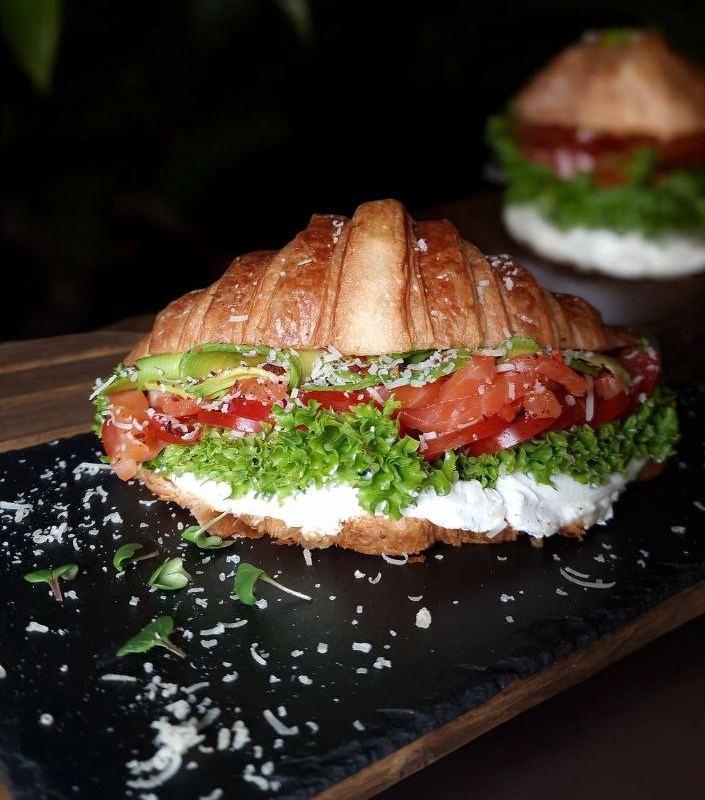 Круасан з лососем