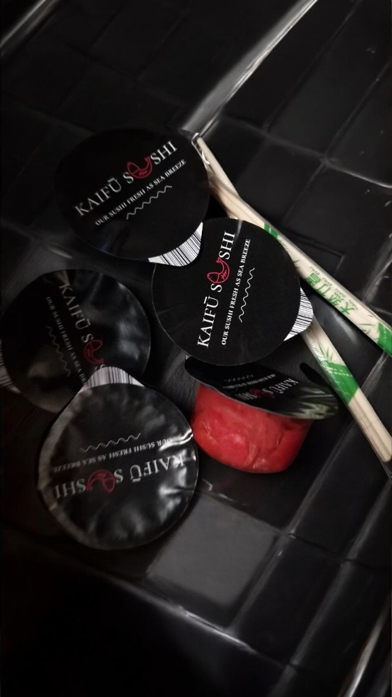 Додатки: соуси, васабі, імбир, палички