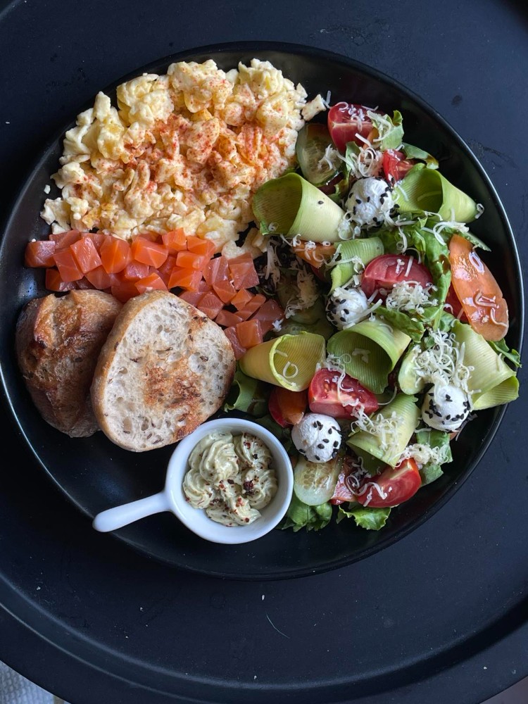 Боул з лососем 