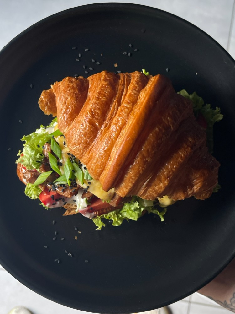 Круасан з тунцем 