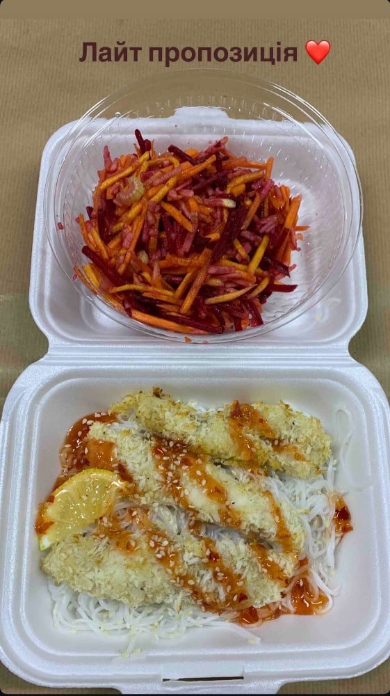 Хек в клярі, рисова локшина + соус, салат фітнес