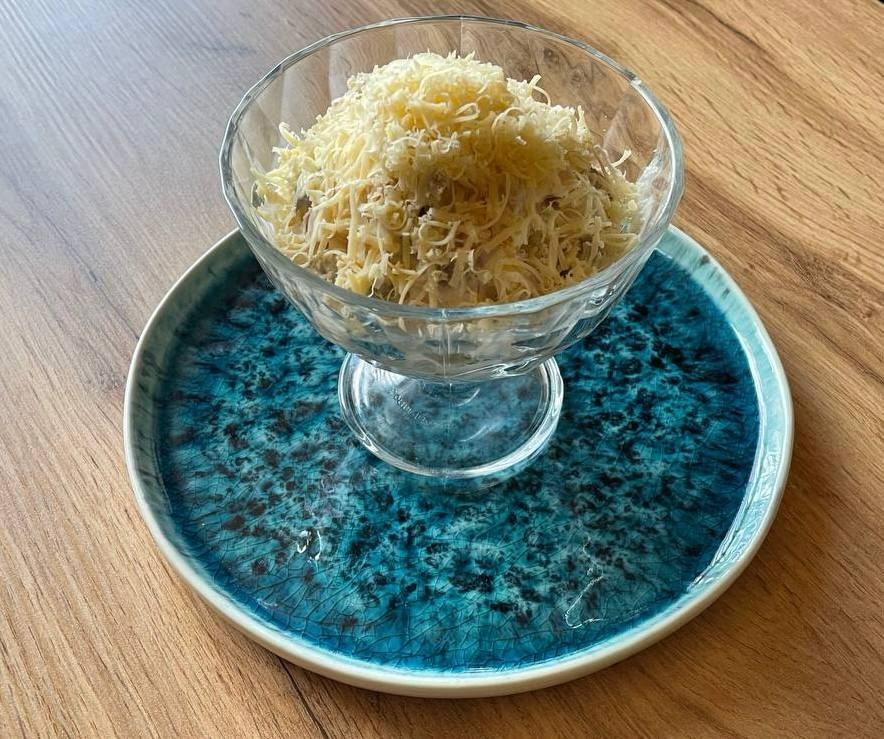 Салат куряче філе з ананасами 