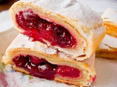 Штрудель з вишнями