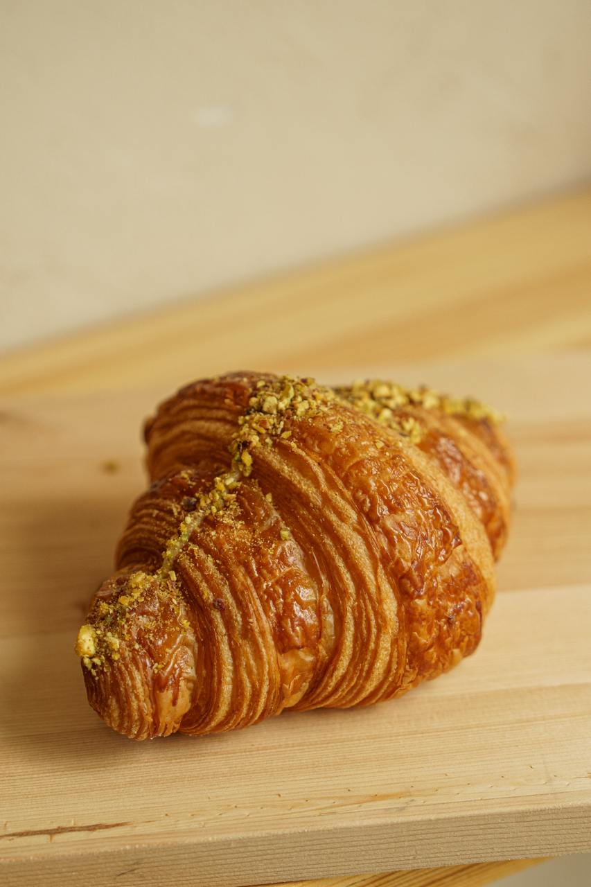 Croissant w/ pistachio cream