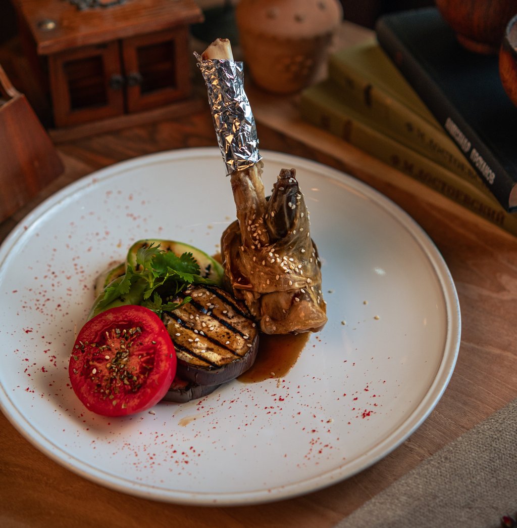 Баранья рулька с овощами / Lamb shank with vegetables