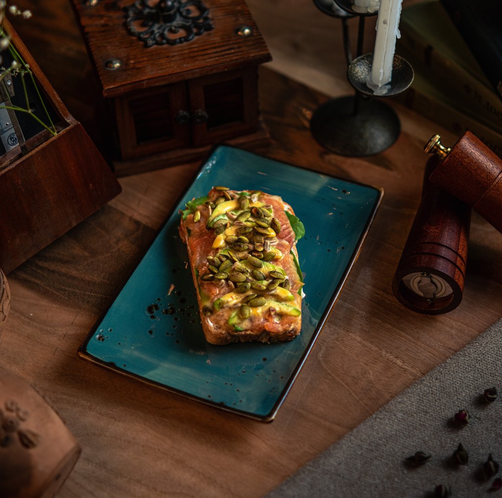 Брускетта со слабосоленной форелью и авакадо / Bruschetta with lightly salted trout and avocado