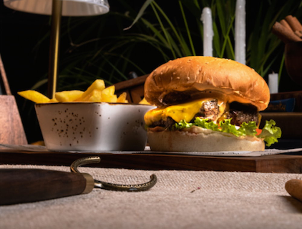 Стейк бургер с сыром чеддер / Steak burger with Cheddar