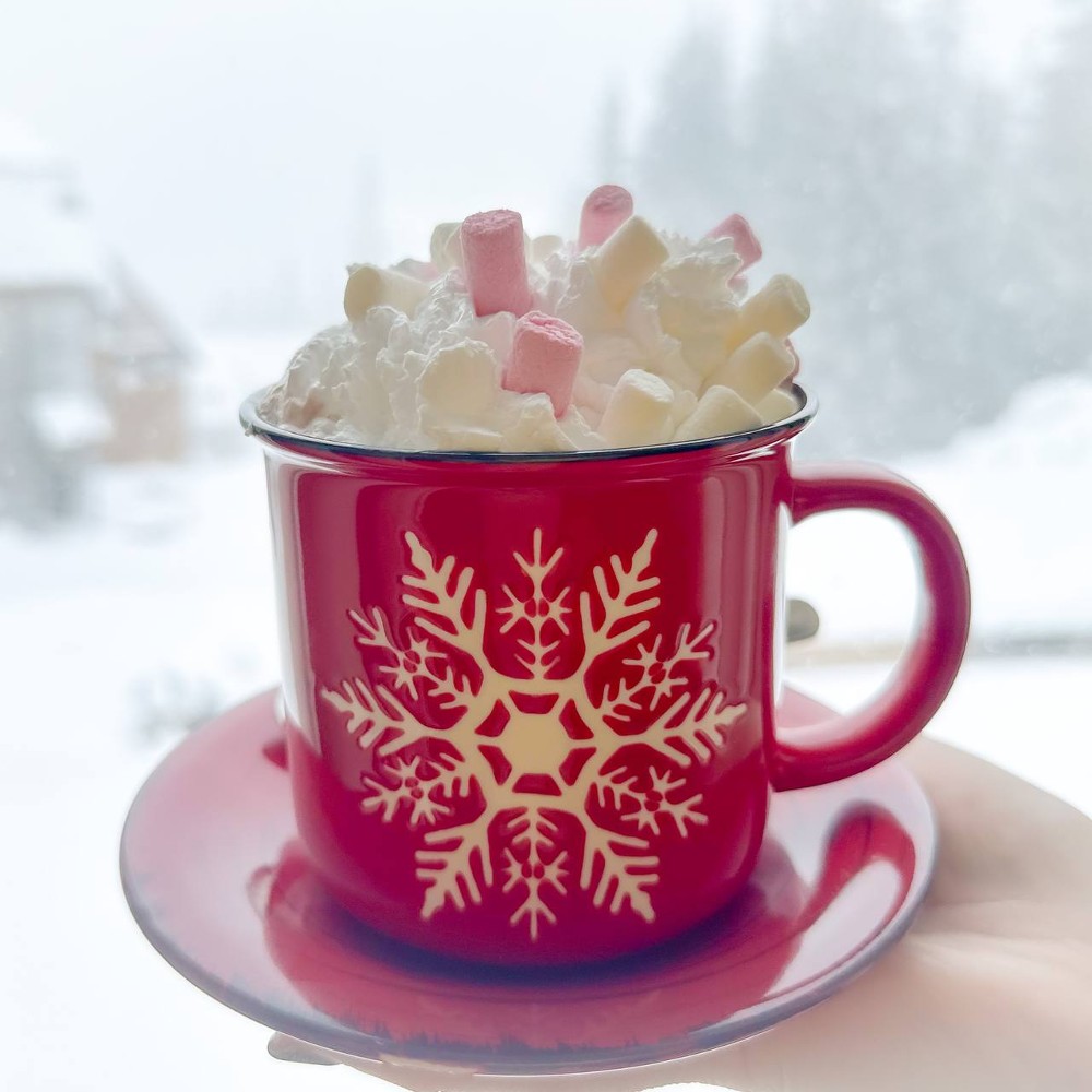 Гарячий шоколад з вершками або зефірками