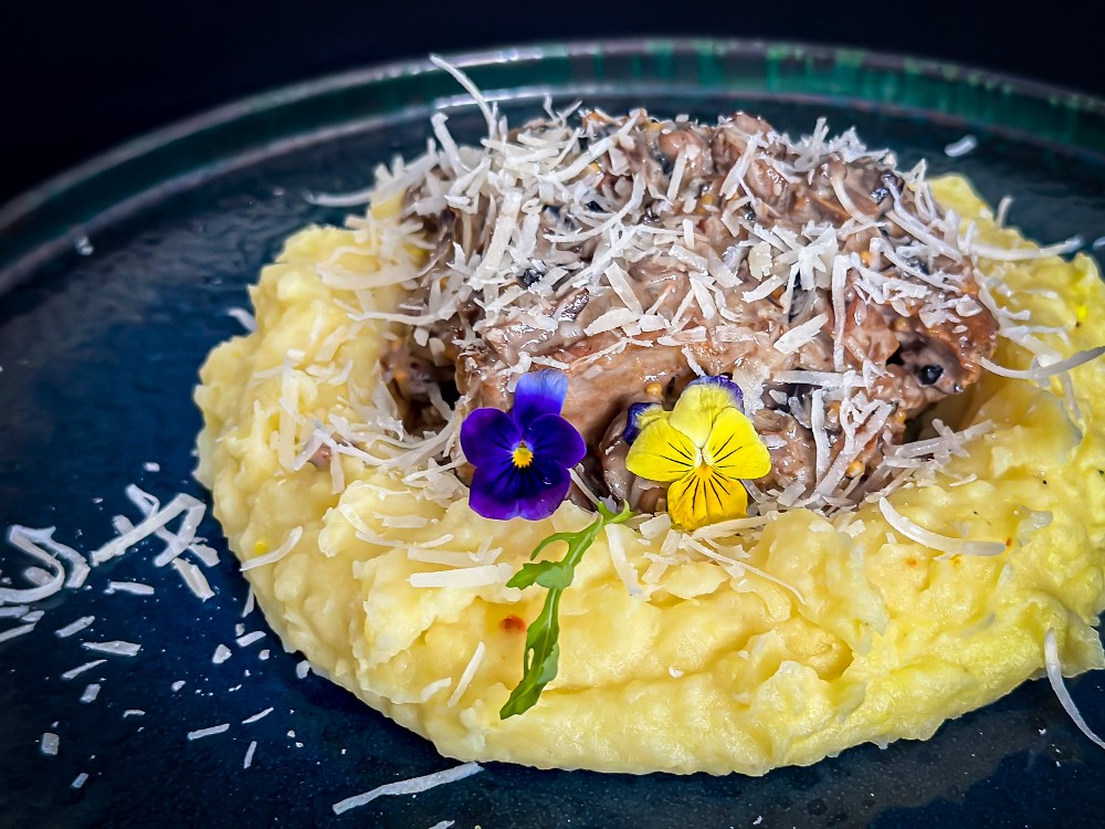 Ошийок тушкований з грибним соусом та картоплею пюре