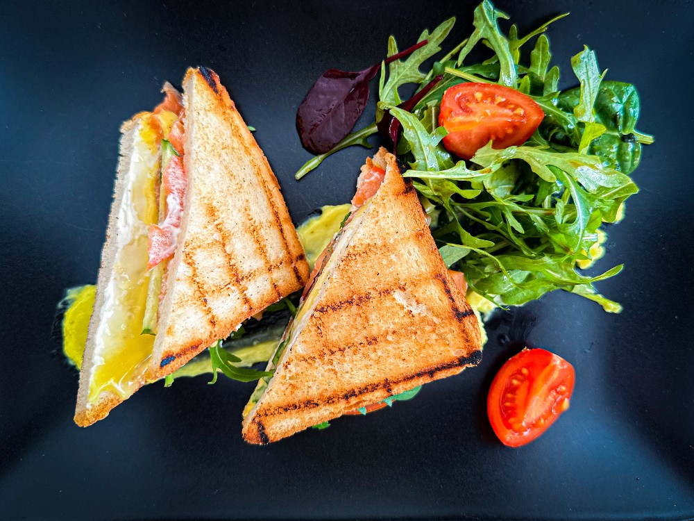 Сендвіч з лососем та сиром філадельфія