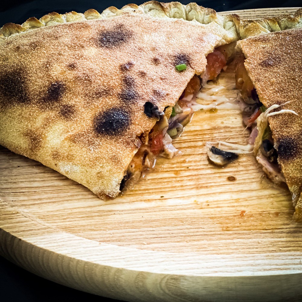 Кальцоне «Чотири сири»