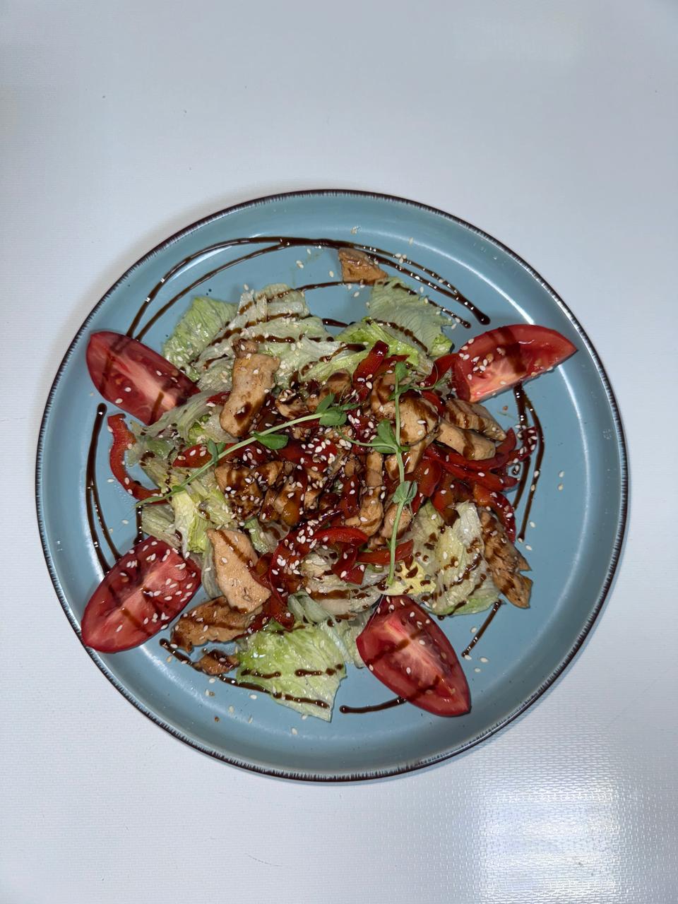 Салат теплий з куркою та кунжутом 