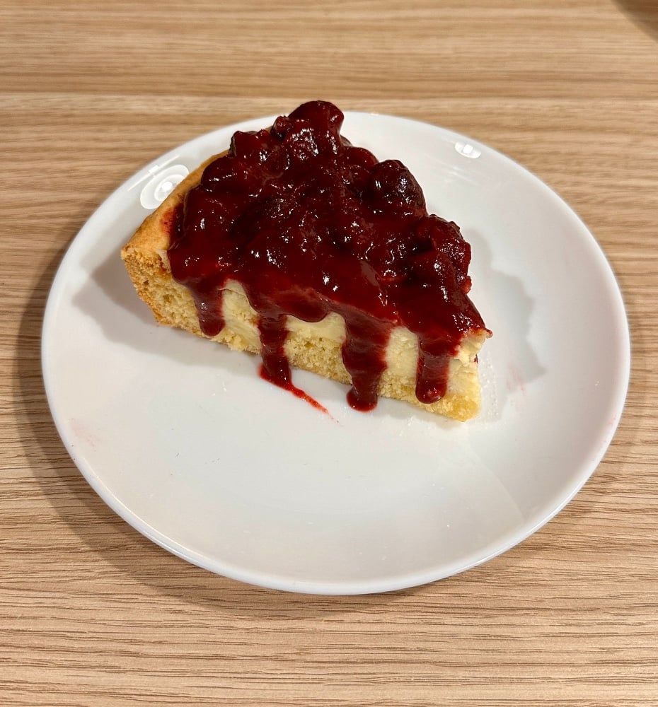 Cheesecake with berry or caramel sauce