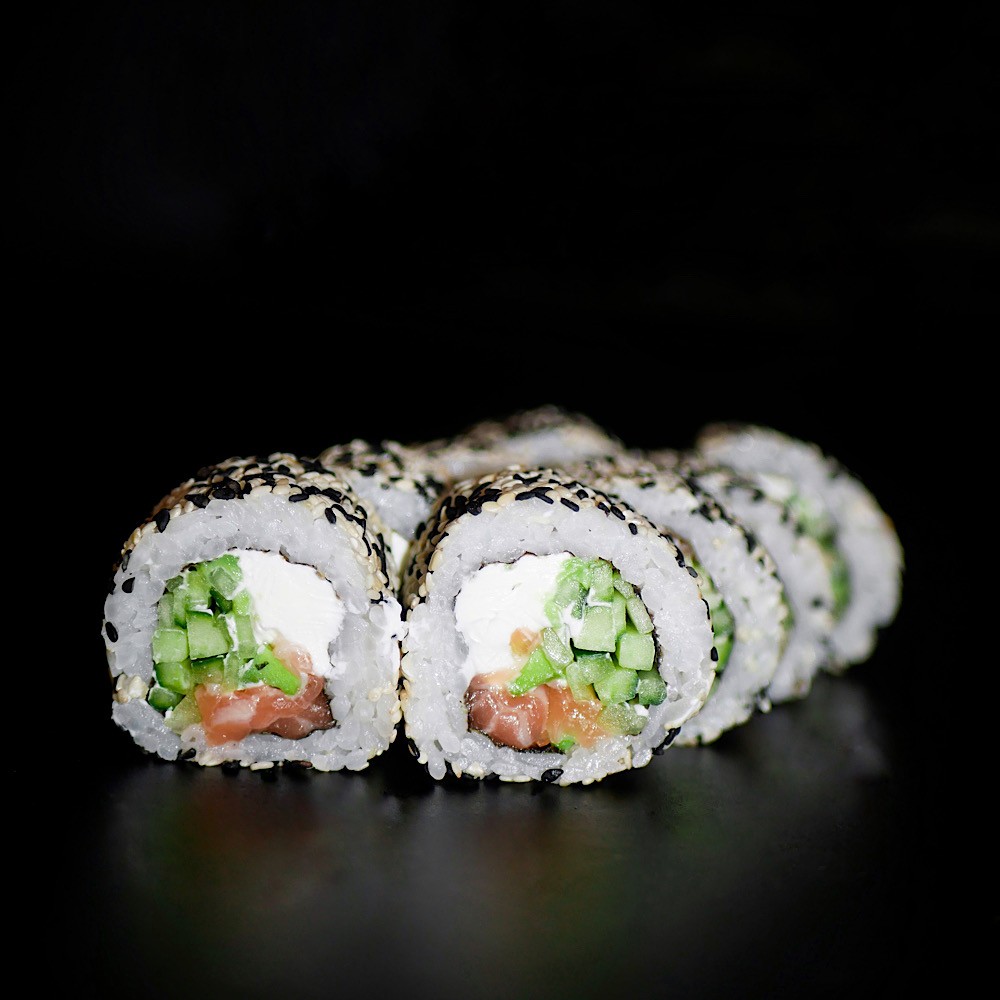 Філадельфія з лососем в кунжуті