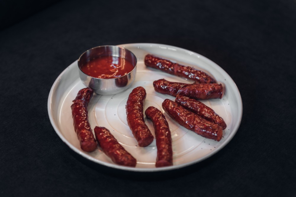 Ковбаски з часниковим соусосм