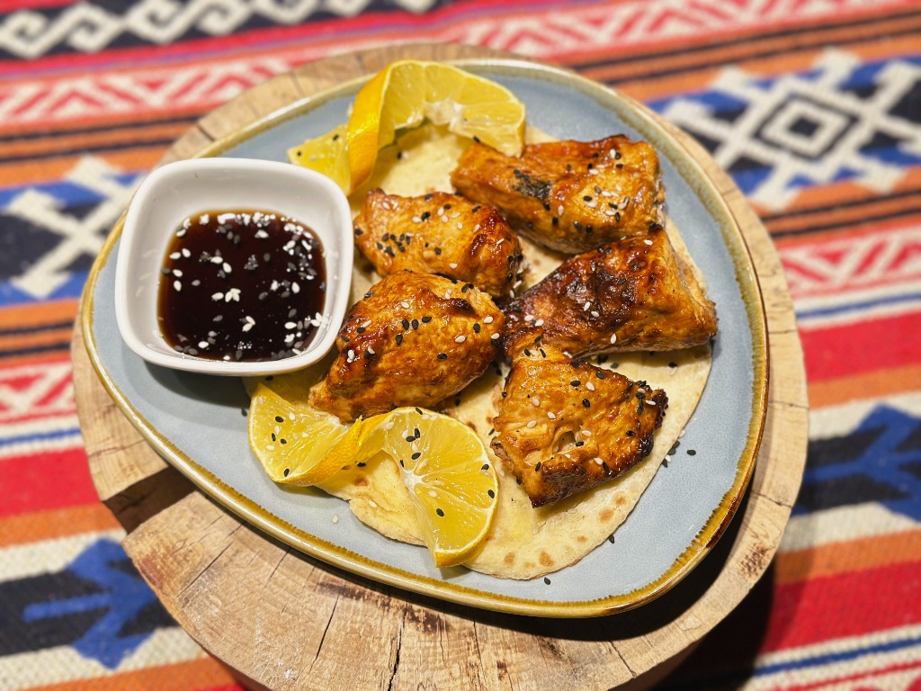 მწვადი ქათმის (ბროწეულის სოუსით) / Chicken skewer (with pomegranate sauce)
