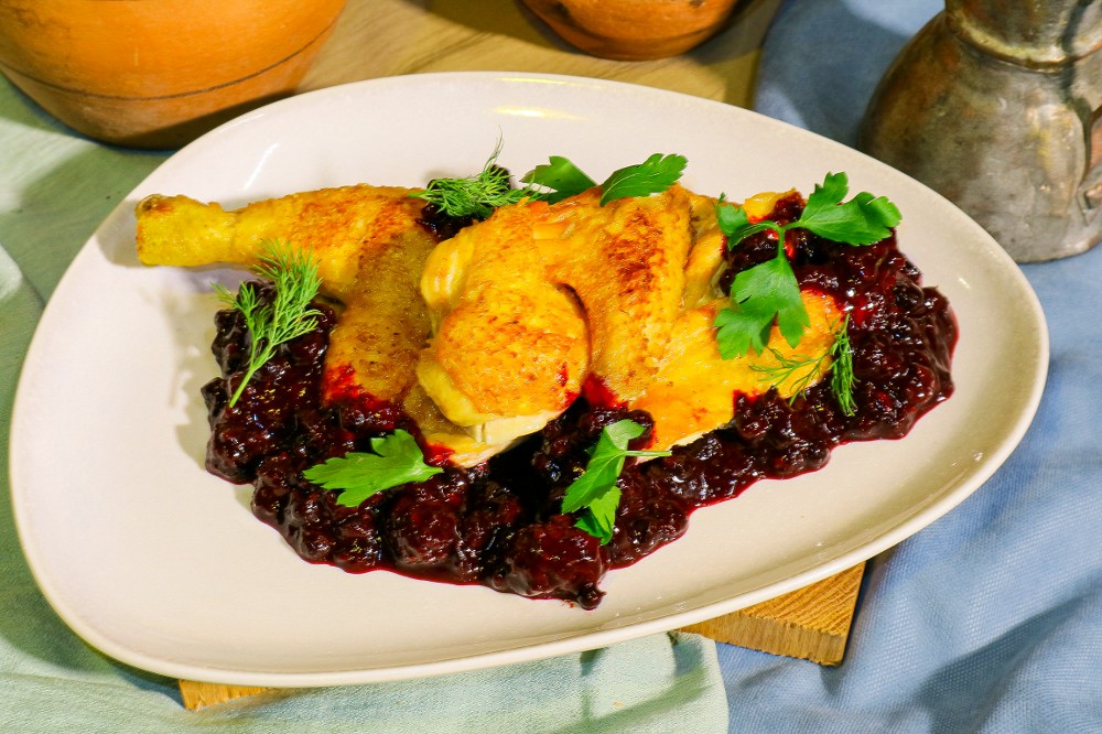 წიწილა მაყვლის სოუსში / Chicken with Blackberry Sauce