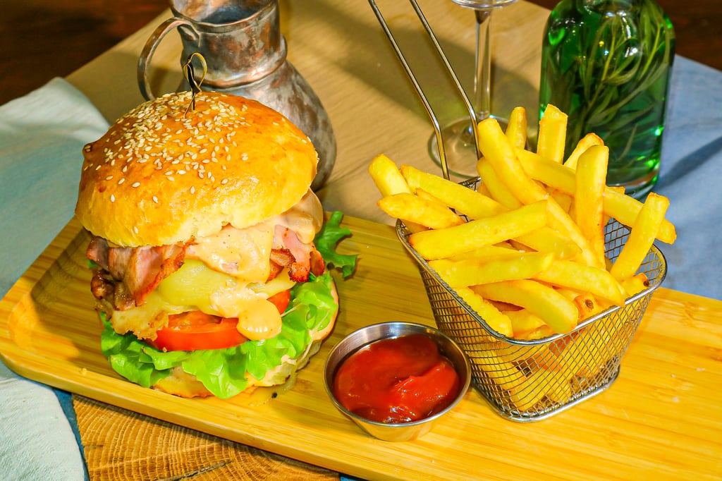 კლასიკური ბურგერი და ფრი / Beef Burger and French Fries