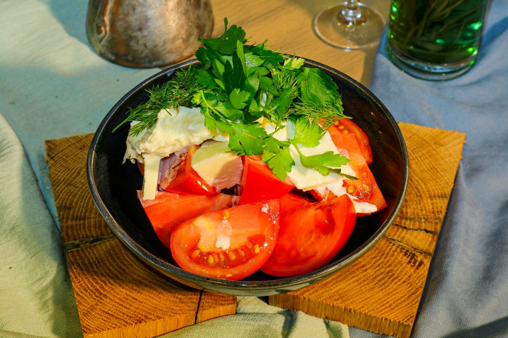 პომიდორი სულგუნით ნაღებში / Tomato & Sulguni with Cream Sauce Ⓥ
